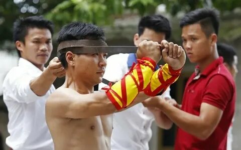 'Con sắp thi lớp 10, cả nhà tôi như bị câm'